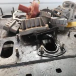 Primer plano de los componentes externos de un transformador que ha sido manipulado y dañado durante un robo.