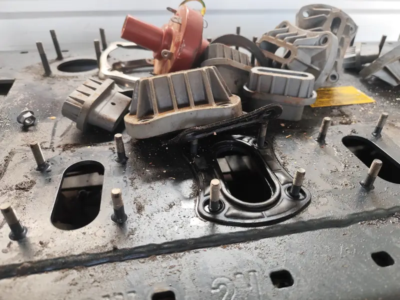 Primer plano de los componentes externos de un transformador que ha sido manipulado y dañado durante un robo.