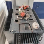 Primer plano de los componentes internos de un transformador que ha sido manipulado o dañado para la sustracción del cobre.