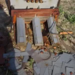 Transformador eléctrico desmantelado en campo, mostrando el circuito magnético, sin el bobinado de cobre y el aceite contaminante vertido en la tierra.